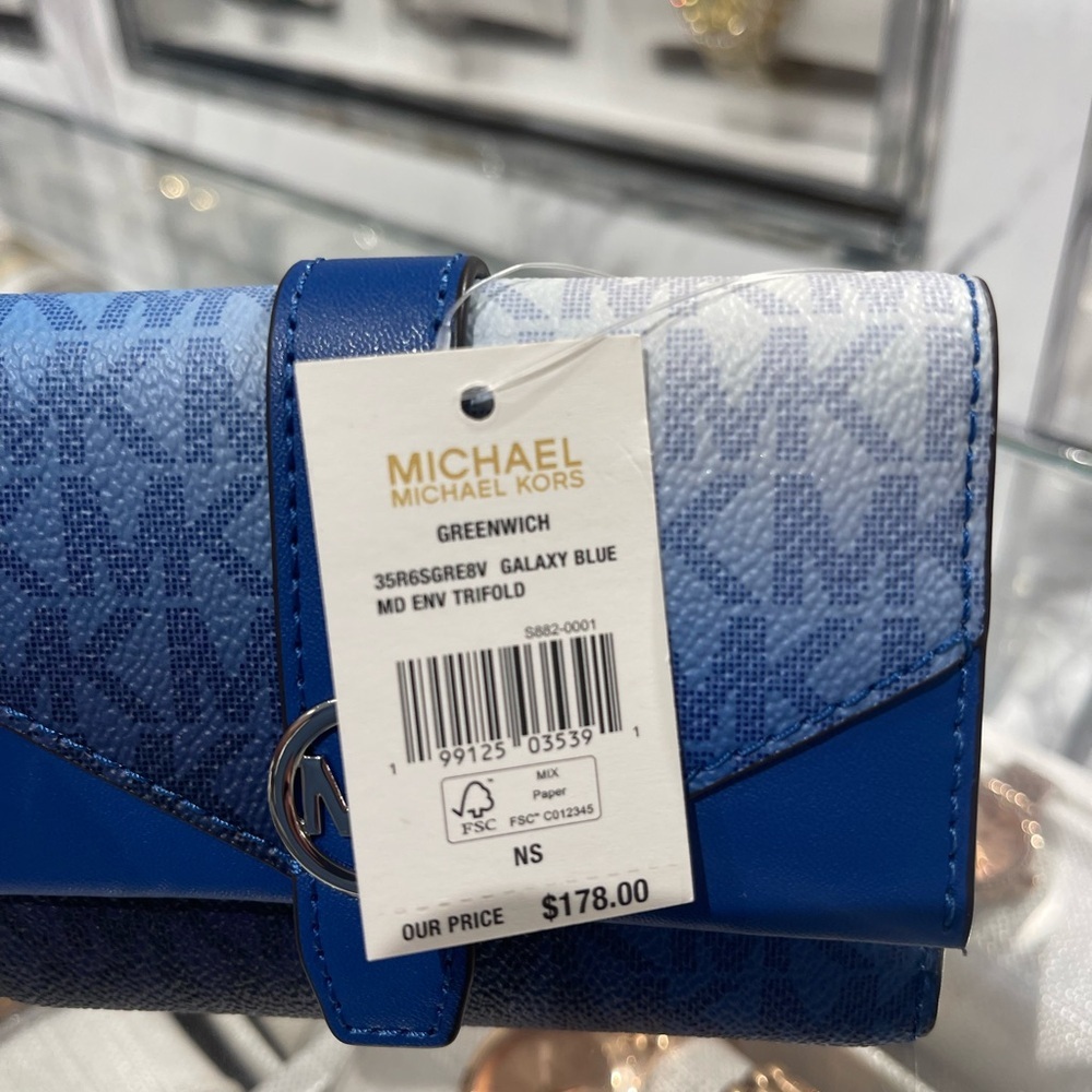 MICHAEL KORS Greenwich Med Ombré Signature Logo Tri-Fold Wallet
Galaxy Blue
NWT - Picture 7 of 16